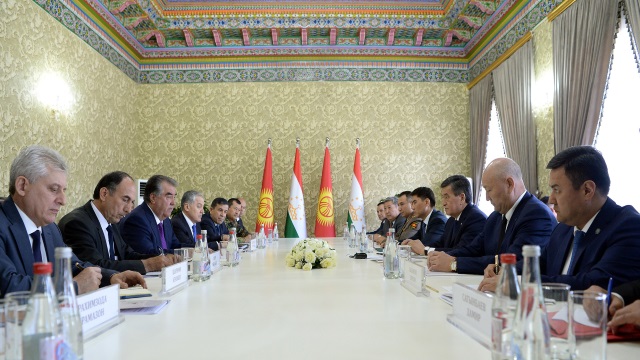 kirgizistan-ve-tacikistan-liderleri-sinirda-gorustu