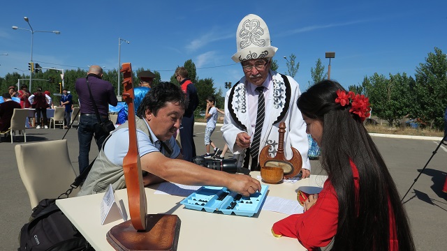 kazakistanda-halk-masa-oyunlari-festivali