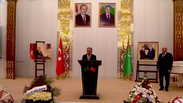 turkmenistan-da-cumhuriyet-bayrami-kutlamalari