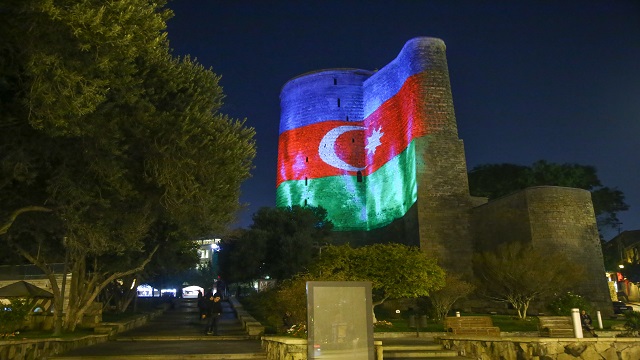 bakunun-unlu-yapilari-azerbaycan-bayraginin-renklerine-burundu