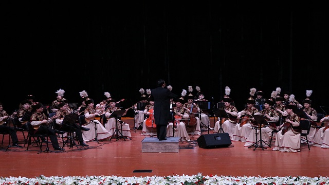 nur-sultan-devlet-akademik-filarmonisi-orkestrasi-nigdede-konser-verdi