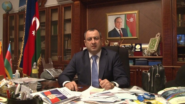 turk-bayragini-yirtan-irkci-yunan-milletvekiline-azerbaycandan-tepki