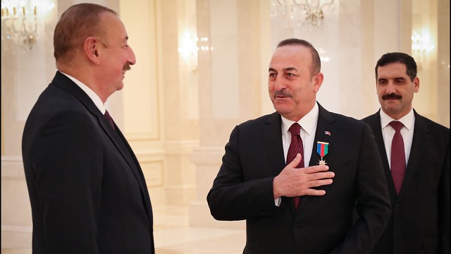 azerbaycan-cumhurbaskani-aliyev-cavusogluna-dostluk-nisani-verdi