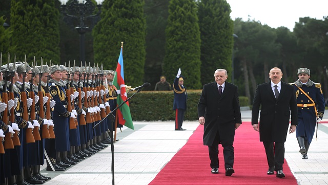 erdogan-azerbaycan-cumhurbaskani-aliyev-tarafindan-resmi-torenle-karsilandi