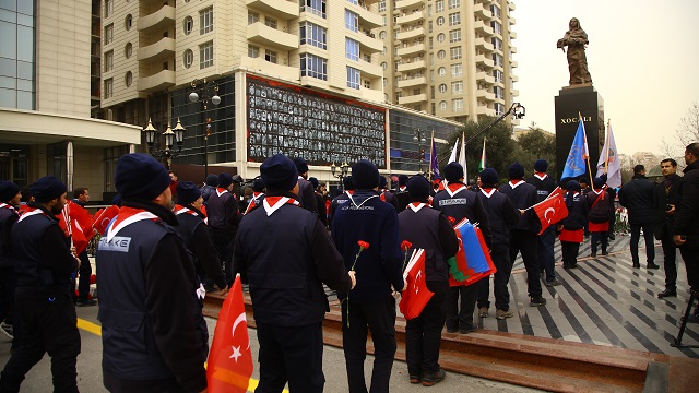 bakude-turk-ve-azerbaycanli-izciler-hocali-sehitlerini-andi