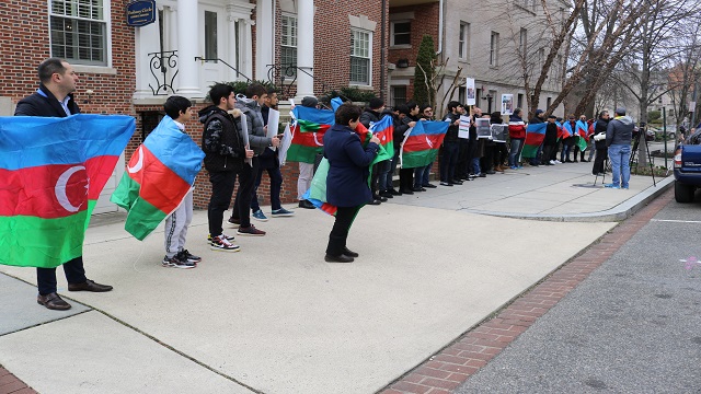 ermenistanin-washington-buyukelciligi-onunde-hocali-katliami-protesto-edildi
