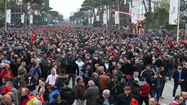 arnavutlukta-anayasa-mahkemesi-krizine-iliskin-eylem