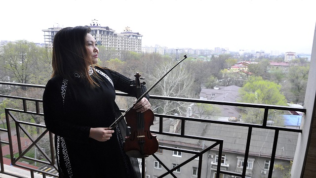 kirgizistanda-keman-sanatcisi-jilkibayeva-balkonundan-komsularina-turk-dizi-mu