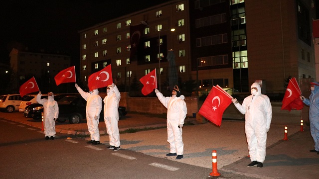 ozbekistandan-getirilen-289-turk-vatandasi-kayseride-istiklal-marsi-ile-karsil