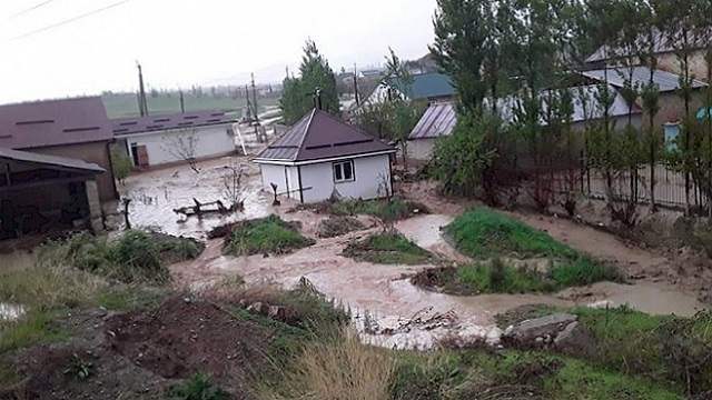 kirgizistanda-sel-evler-su-altinda-kaldi