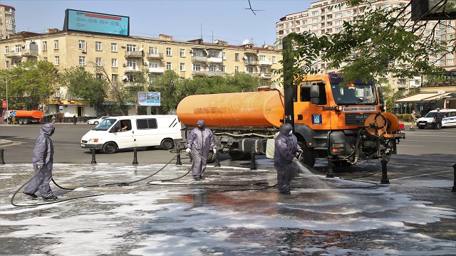 azerbaycanda-sokaklar-dezenfekte-edildi