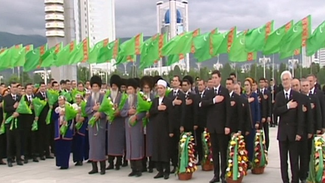 turkmenistan-anayasa-ve-milli-bayrak-gunu-nu-kutladi