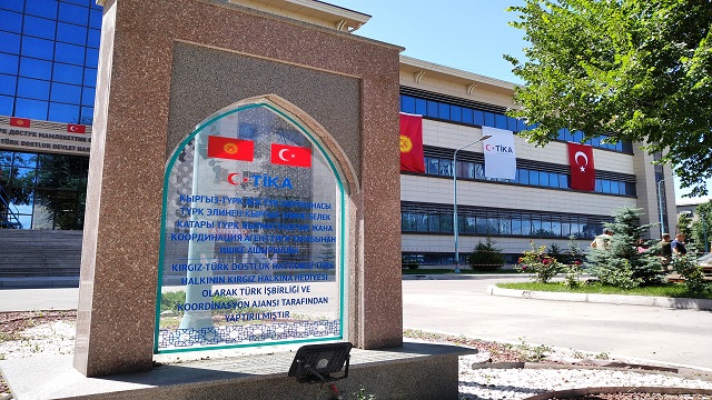kirgizistanda-kovid-19-vakalari-tikanin-yaptirdigi-hastanede-tedavi-goruyor