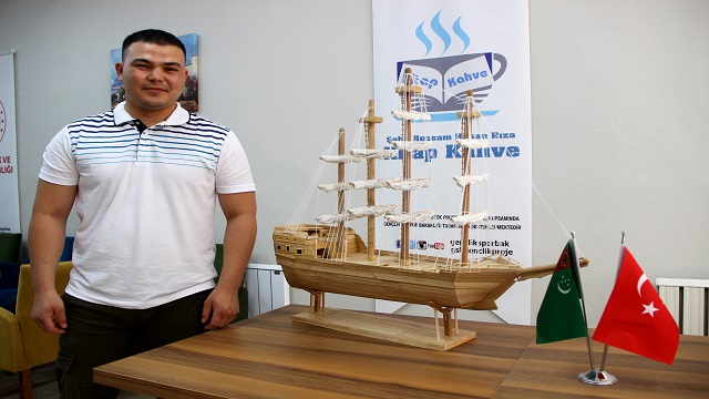 turkmen-ogrenci-yaptigi-maket-gemilerle-egitim-masraflarini-karsiliyor