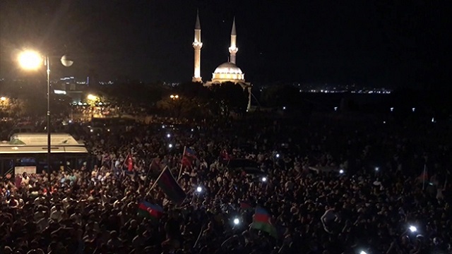 azerbaycanda-halk-seferberlik-talebiyle-milli-meclis-onunde-toplandi