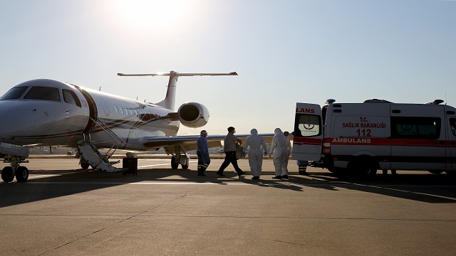 kirgizistanda-kovid-19-tedavisi-goren-4-turk-vatandasi-ambulans-ucakla-yurda-ge