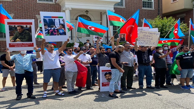 abddeki-azerbaycanlilar-ermenistanin-washington-buyukelciligi-onunde-protesto
