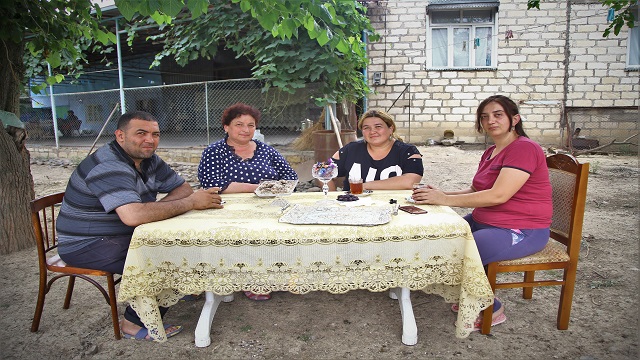 sinirdaki-azerbaycanlilar-ermenilerin-atislarina-ragmen-evlerini-terk-etmiyor