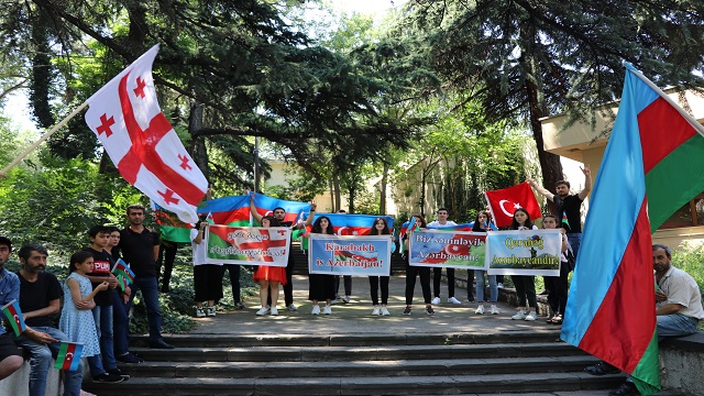 gurcistanda-ermenistanin-saldirilari-protesto-edildi