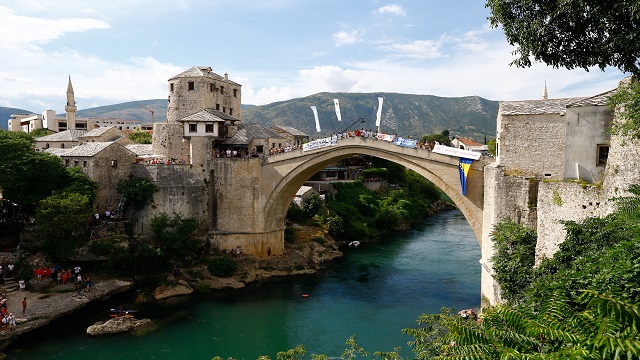 bosna-hersekte-454-geleneksel-mostar-koprusu-atlayislari-yapildi