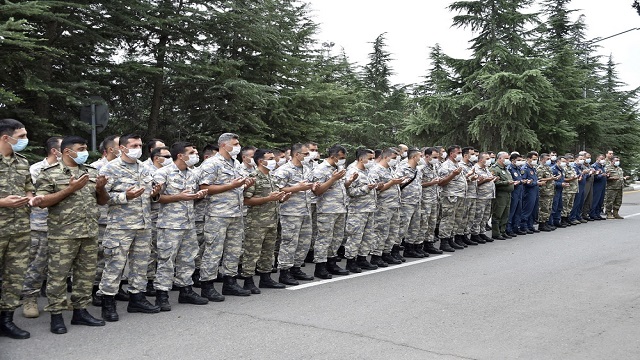 ortak-tatbikata-katilan-turk-ve-azerbaycan-askerlerinden-bayram-kutlamasi