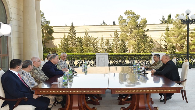 azerbaycan-cumhurbaskani-aliyev-milli-savunma-bakani-akari-kabul-etti