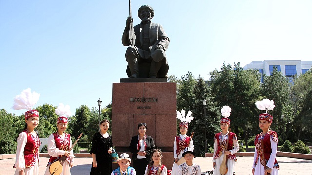 kirgizistanda-komuz-gunu-kutlaniyor