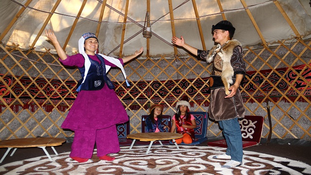kirgiz-turkleri-civi-kullanmadan-yaptiklari-otaglari-yurt-disina-gonderiyor