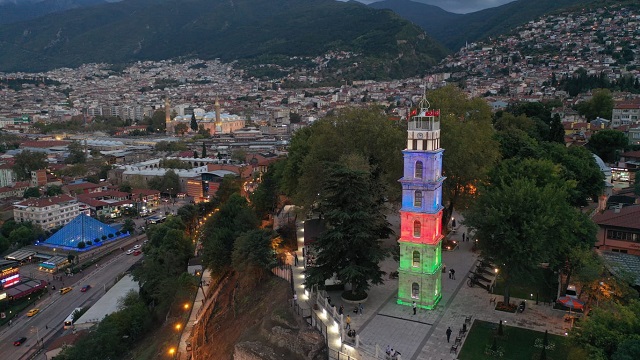 bursanin-tarihi-tophane-saat-kulesi-azerbaycan-bayragi-renklerinde-isiklandiril