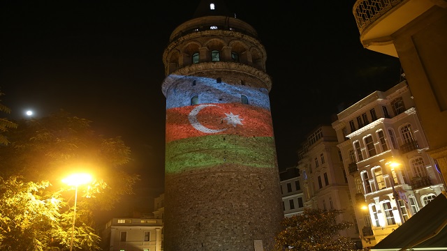 azerbaycan-bayragi-galata-kulesine-yansitildi