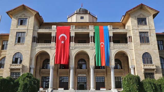 gazi-universitesinin-rektorluk-binasina-turk-ve-azerbaycan-bayraklari-asildi