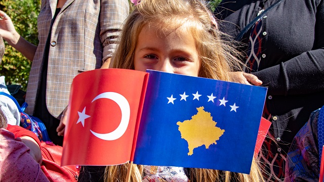 turk-askerinden-kosovada-egitime-destek