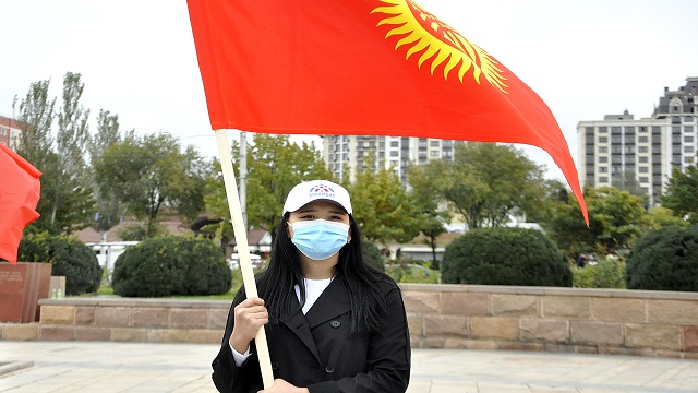 kirgizistan-milletvekili-secimleri-icin-sandik-basinda