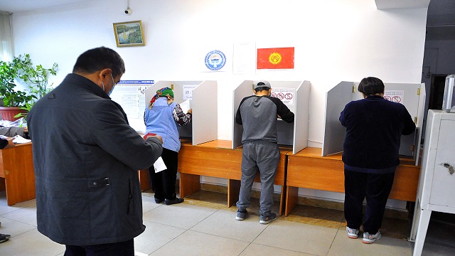 kirgizistanda-halk-kovid-19-golgesinde-oylarini-kullaniyor