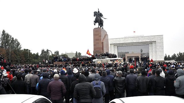 eski-kirgizistan-cumhurbaskani-atambayevin-taraftarlari-da-cezaevinden-cikarild