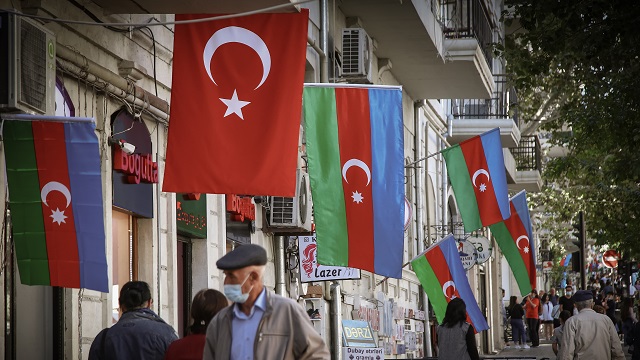 baku-sokaklari-azerbaycan-ve-turk-bayraklariyla-suslendi