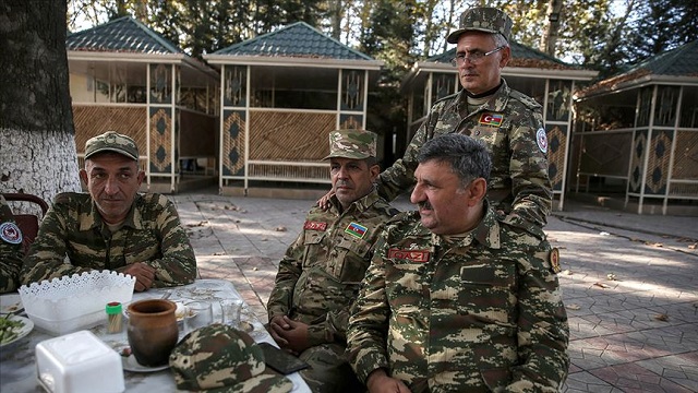 azerbaycanli-gaziler-genc-askerlere-moral-icin-cephede