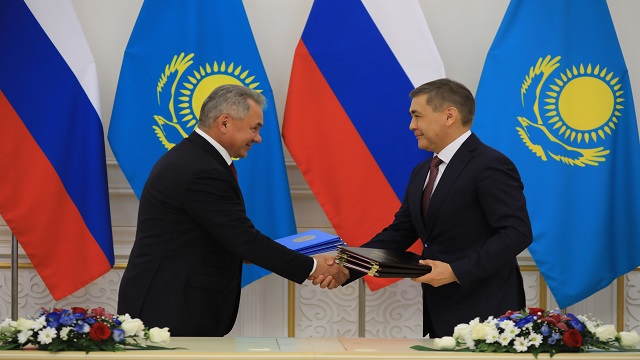 kazakistan-ile-rusya-askeri-is-birligi-anlasmasini-yeniledi