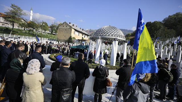 bosna-hersekin-ilk-cumhurbaskani-aliya-izetbegovic-kabri-basinda-anildi