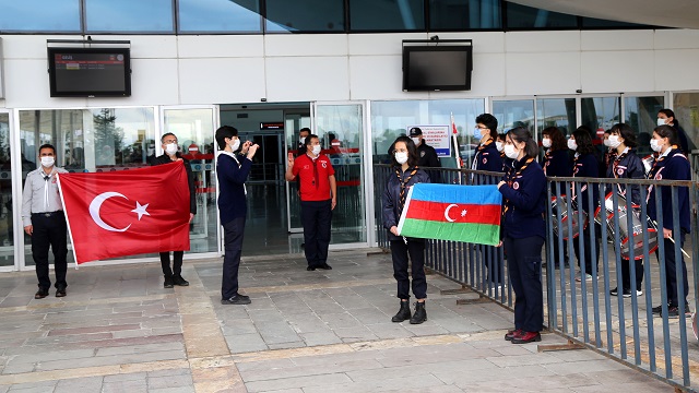 azerbaycan-temsilcisi-karabag-sivasta-cirpinirdi-karadeniz-sarkisiyla-karsil