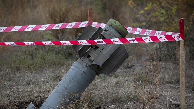 azerbaycanin-terter-kentine-atilan-patlamamis-smerch-fuzesi-etkisiz-hale-getiri