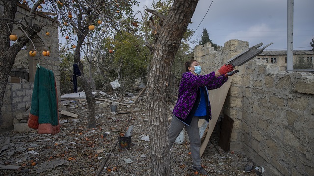 ermenistanin-saldirdigi-gencede-halk-evlerini-onariyor