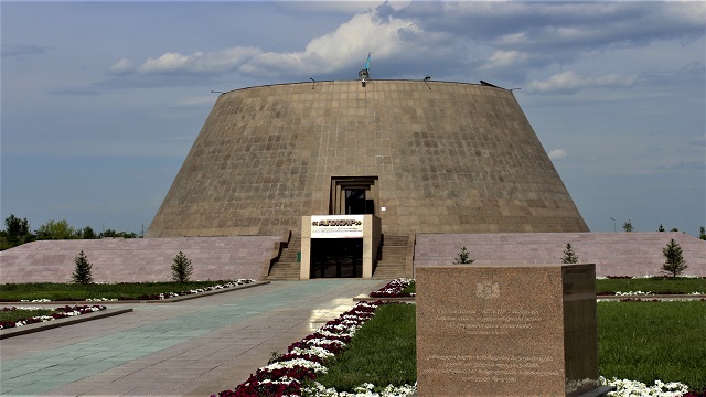 kazakistandaki-aljir-muzesi-stalinin-karanlik-rejimine-isik-tutan-eserleriyle