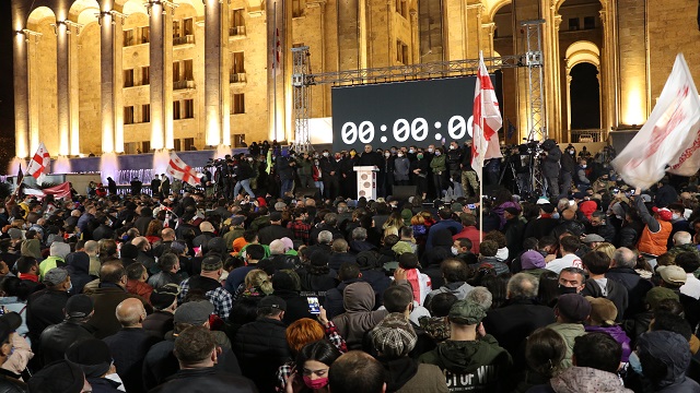 gurcistanda-binlerce-kisinin-secimin-yenilenmesi-talebiyle-baslattigi-protesto