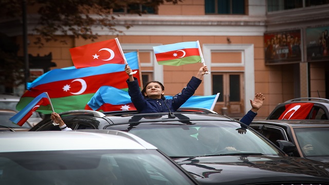 azerbaycanlilar-susanin-isgalden-kurtarilisini-coskuyla-kutluyor