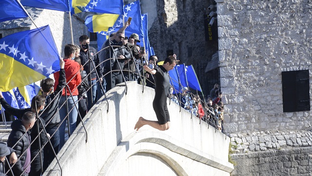 mostar-koprusunun-yikilisinin-27-yilinda-anma-toreni-duzenlendi