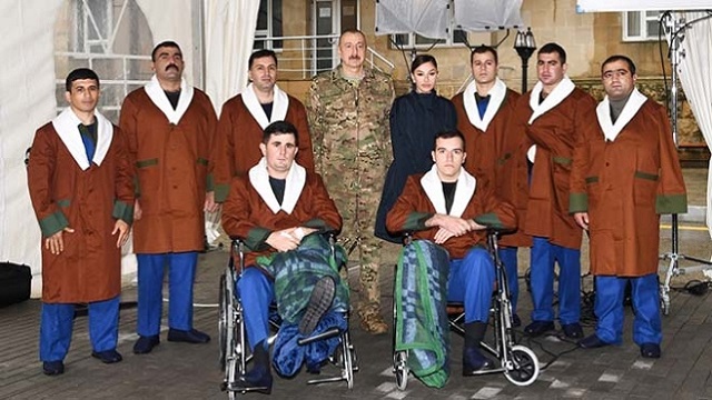 azerbaycan-cumhurbaskani-ilham-aliyev-yarali-askerleri-ziyaret-etti