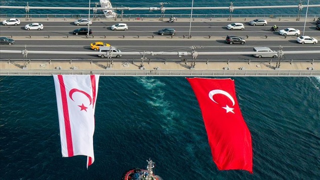 15-temmuz-sehitler-koprusune-turkiye-ve-kktc-bayraklari-asildi