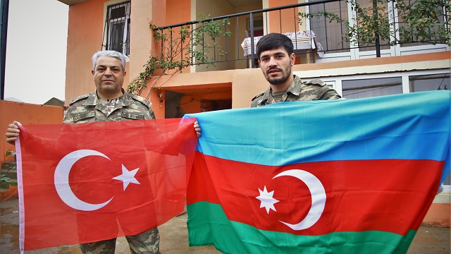 azerbaycanli-baba-ogul-omuz-omuza-carpisarak-koylerini-ermenistanin-isgalinden