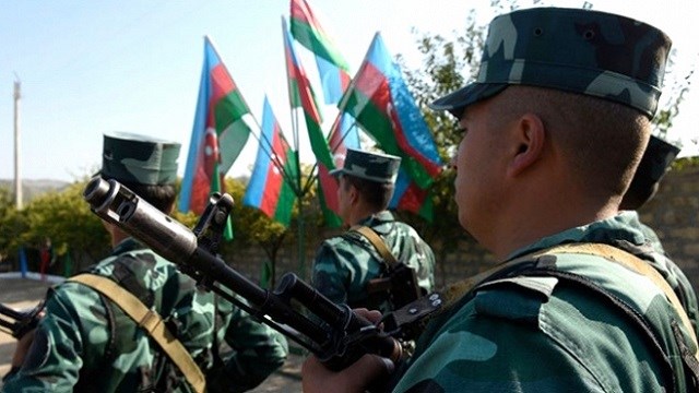 azerbaycan-askerleri-ermeni-sivillerin-bolgeyi-terk-etmesine-yardim-etti